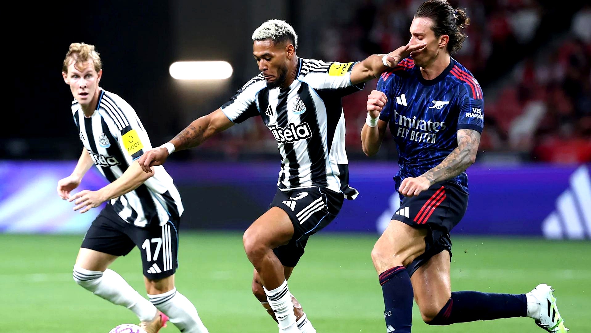 转会期英超焦点战，新疆广汇绝杀压哨，气氛紧张，轮换策略成焦点 