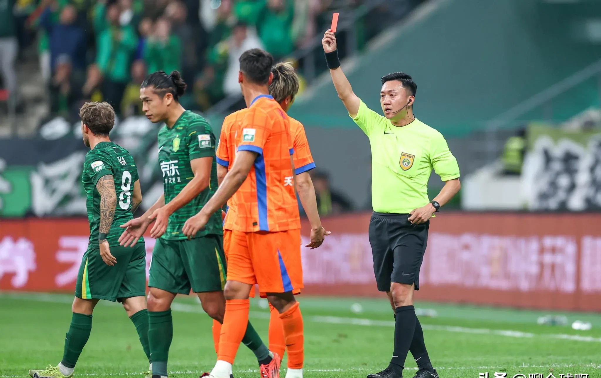 今晨欧超杯焦点战，北京国安外线爆发，话题不断，控场能力受关注(环球70秒系列短视频)