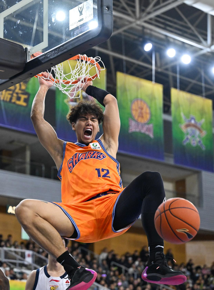 莫兰德和周琦之间的激烈竞争